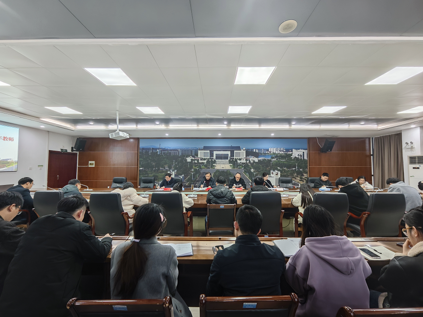 吉安职业技术学院召开青年教师座谈会